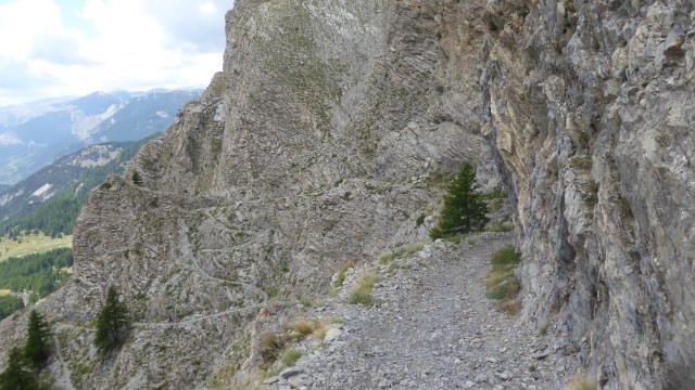 Le sentier creusé en corniche