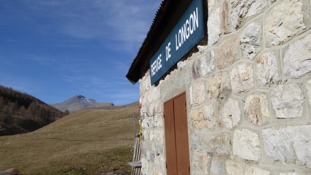 Au Refuge de Longon, au fond le Mont Mounier