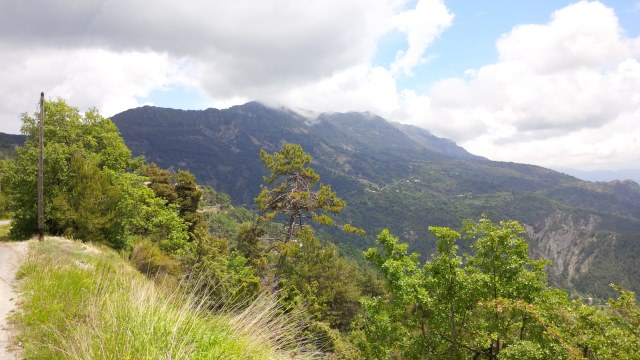 Nuages sur la crête du Mont Vial