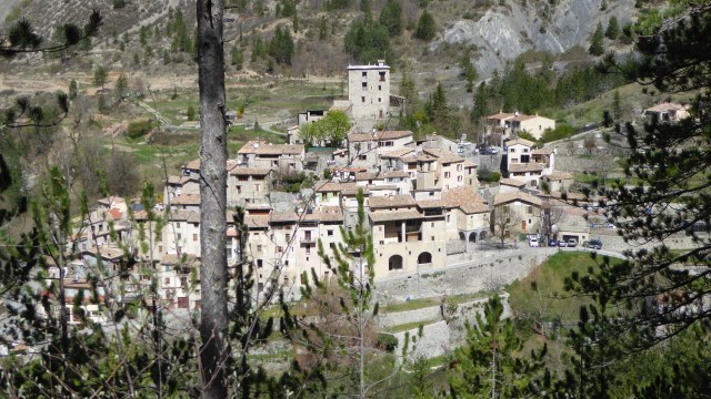 Puget-Rostang, blotti contre son donjon