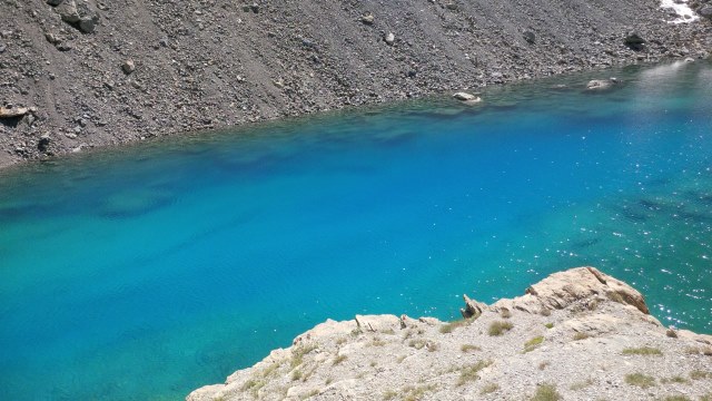 Au bord du Lac des Neuf Couleurs