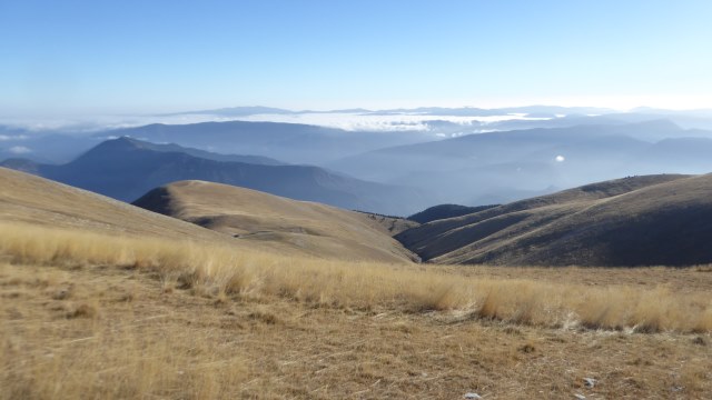 Les nuages se lèvent dans l'après-midi