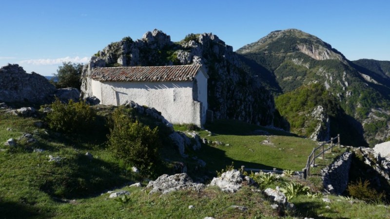 Chapelle Saint-Michel, sous les ruines de Rocca Sparvièra