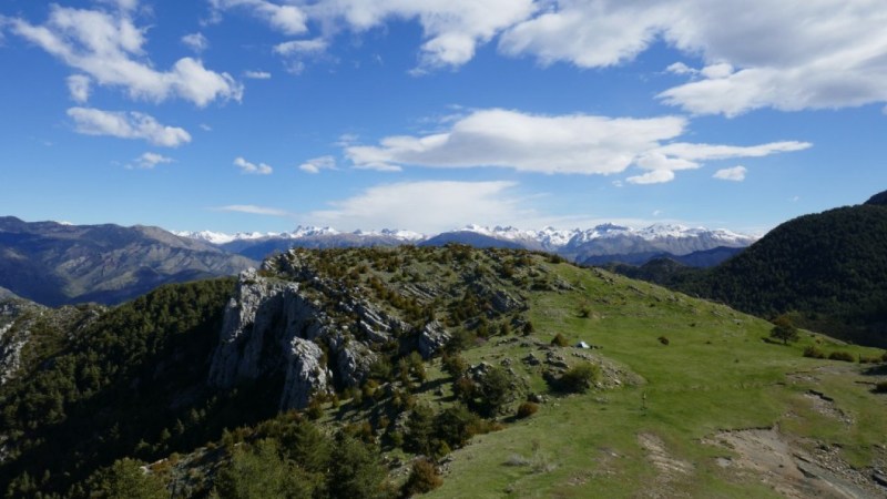 Du Col de l'Autaret vers les sommets enneigés du Mercantour