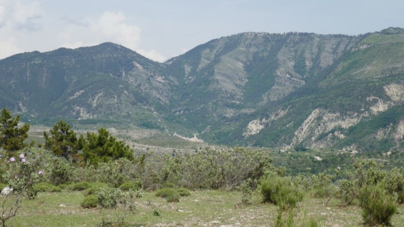 Au centre, le village de Lucéram