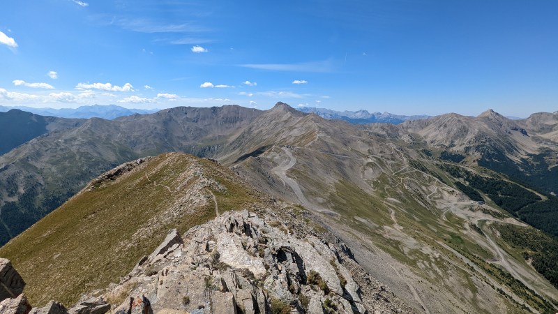 Au fond de la crête, l'Aupillon