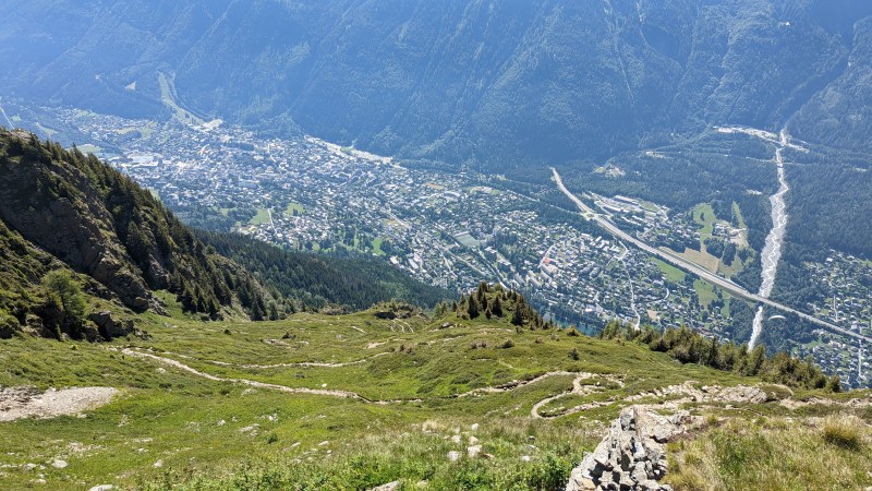 Le sentier qui plonge sur Chamonix