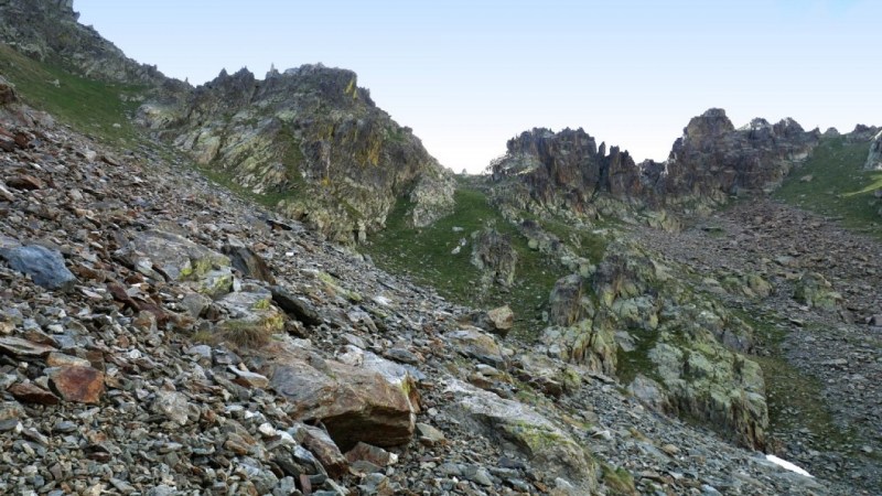 Au centre, le couloir herbeux vers le Vallon des Erps