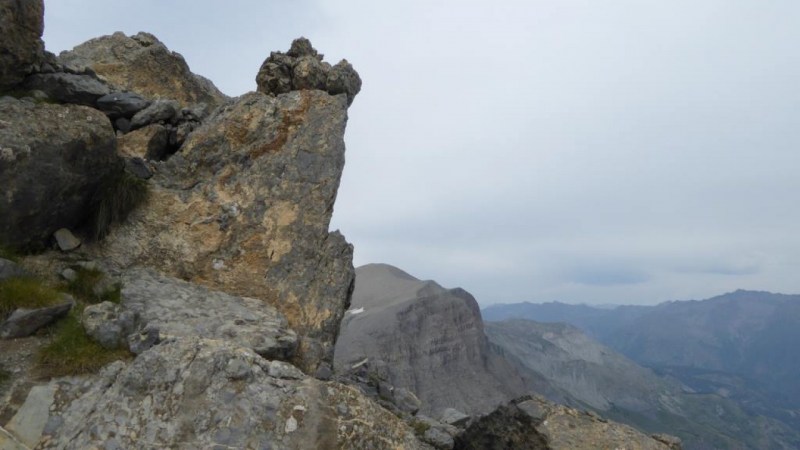 Dans la face sud, coup d'oeil vers la Cime de Bolofré