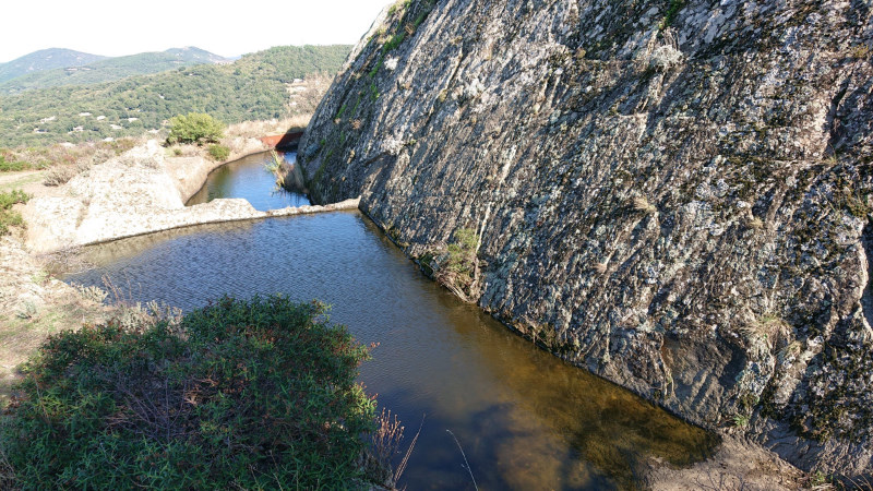 Le fossé qui protège Fort Freinet