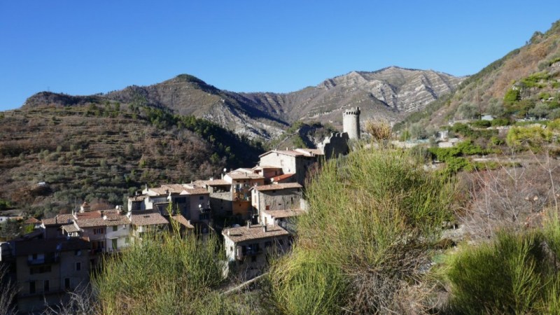 Départ derrière le village de Lucéram