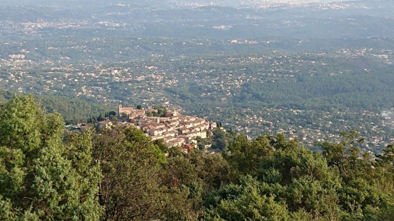 Zoom sur Cabris, accroché à la colline