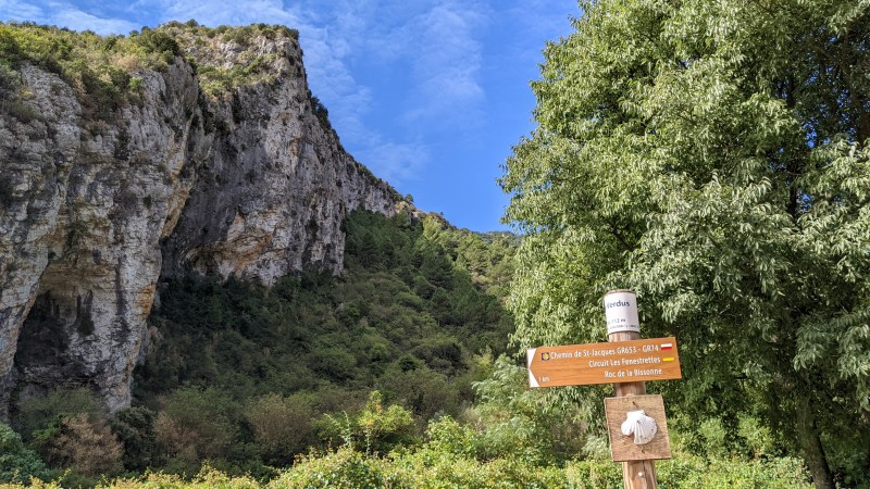 Balise en haut de Saint-Guilhem-le-Désert