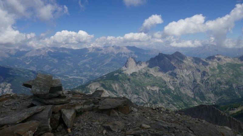 Vers le Pain de Sucre, le Chapeau de Gendarme et Barcelonnette