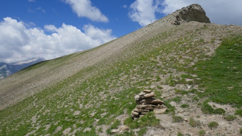 Le cairn marquant le raccourci au retour