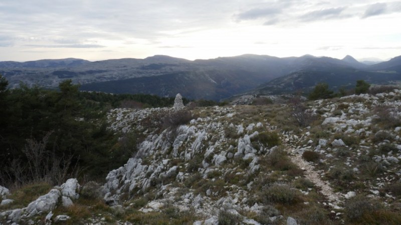 Imposant cairn dans la descente vers le Collet de Barri