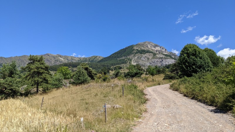 La piste qui monte au Lac de Barbeyroux