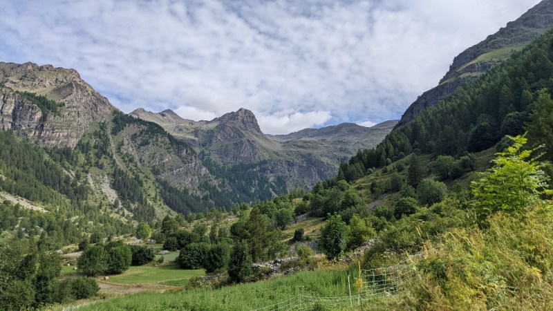 Le chemin à parcourir dans le Vallon des Pisses