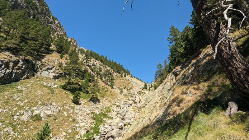 Début de la montée dans le Vallon Sangué