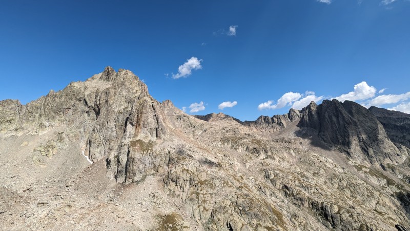 Caïre de l'Agnel, Gendarme de l'Agnel, à droite la Cougourde