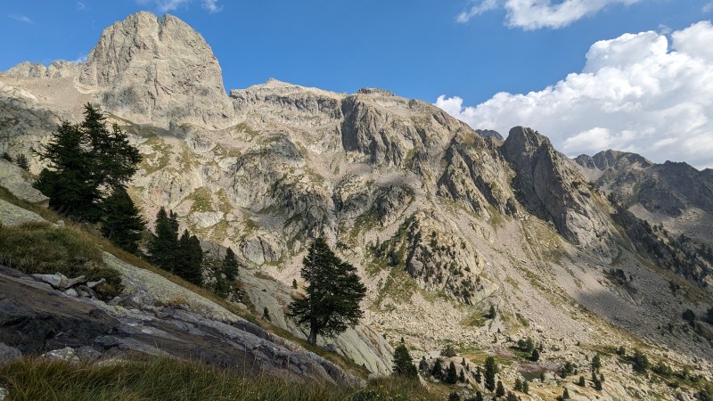 Descente vers le Lac des Sagnes, devant la Cougourde