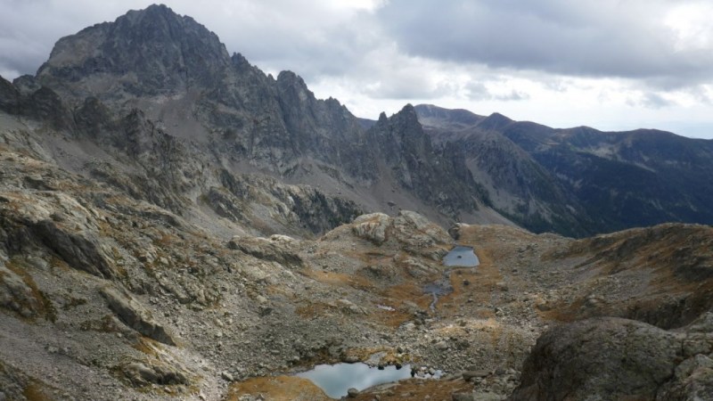 Vue en balcon sur les lacs du Gélas