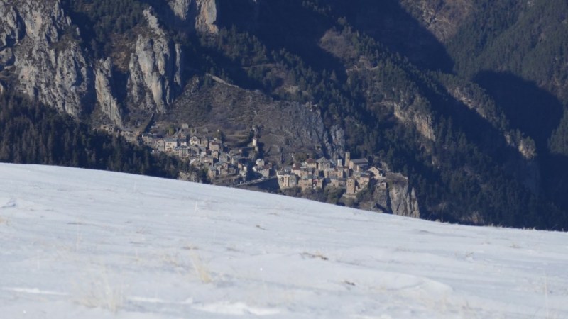 Vue plongeante sur le village de Roubion