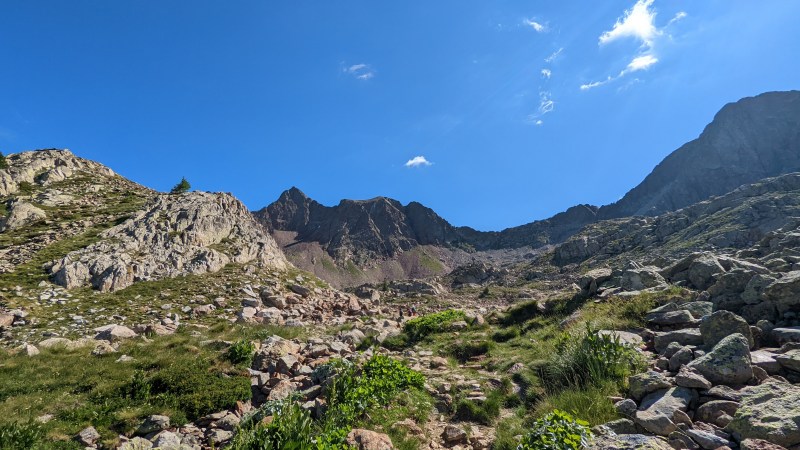 Juste avant le premier lac, le Mont Malinvern apparaît au fond