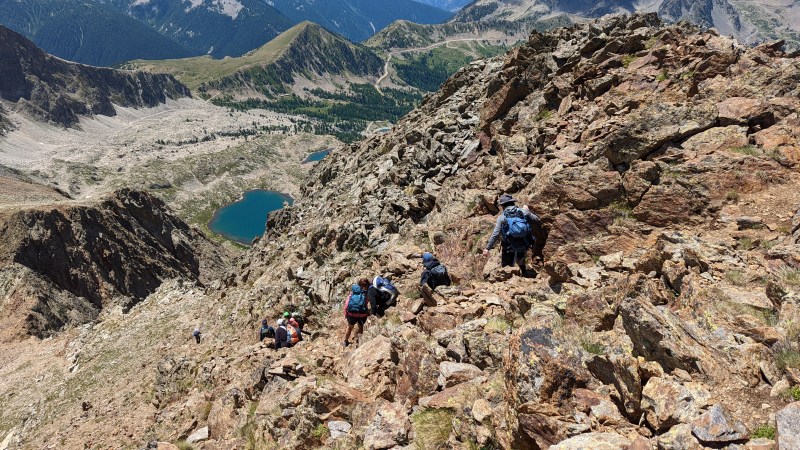 Du sommet, début de la descente, au fond les Lacs de Terre Rouge