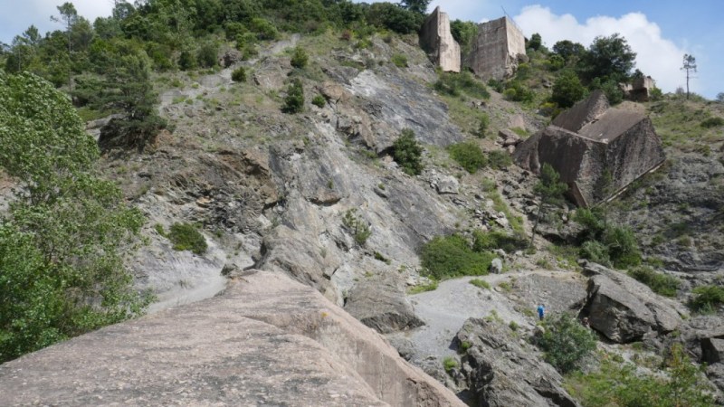 Sur les ruines de la voûte du barrage