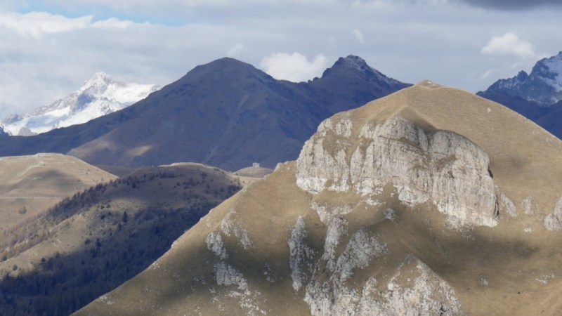 La Redoute de l'Authion, à gauche de la Pointe de Ventabren