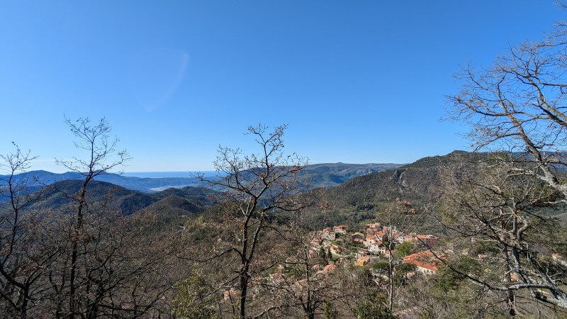 Montée au-dessus de Revest-les-Roches