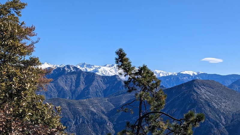 La vue s'ouvre sur le Massif du Mercantour