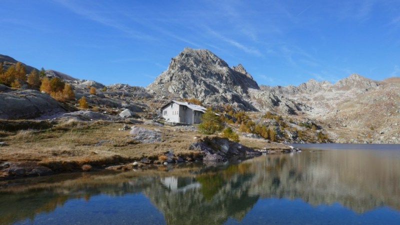 Refuge des Merveilles devant la Cime des Lacs