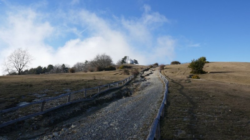 En montant vers la chapelle blanche