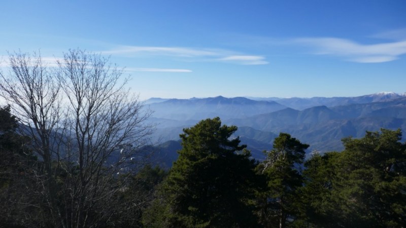 Vue vers la crête frontalière, dominée par le Grammondo