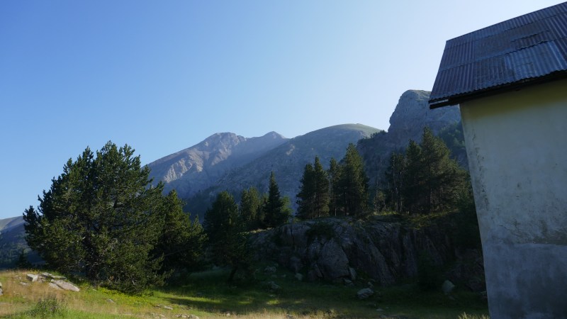 De la maison forestière, le Mont Pelat est la petite pointe au milieu