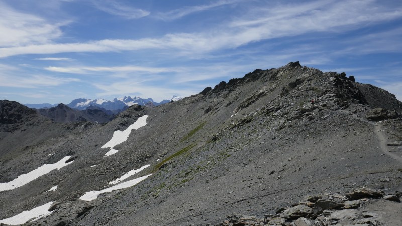 Retour sur la crête, avec les Ecrins en fond