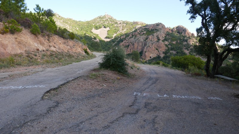 Bifurcation à droite, bien indiquée sur la route