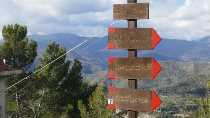 La balise à l'entrée de Perinaldo