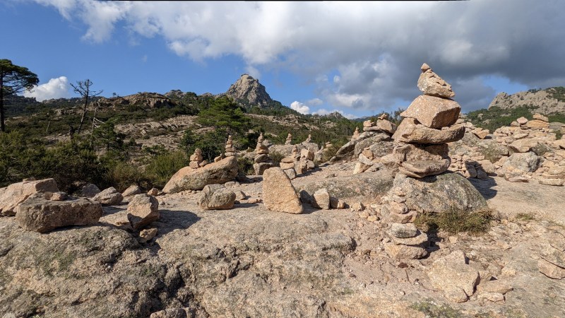 Petits cairns devant le Monte Rossu