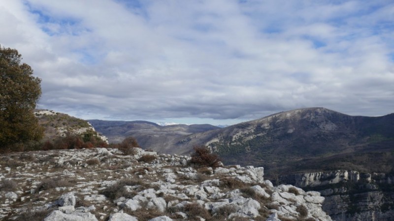 Le long des Barres de Cavillore, surplombant les Gorges du Loup