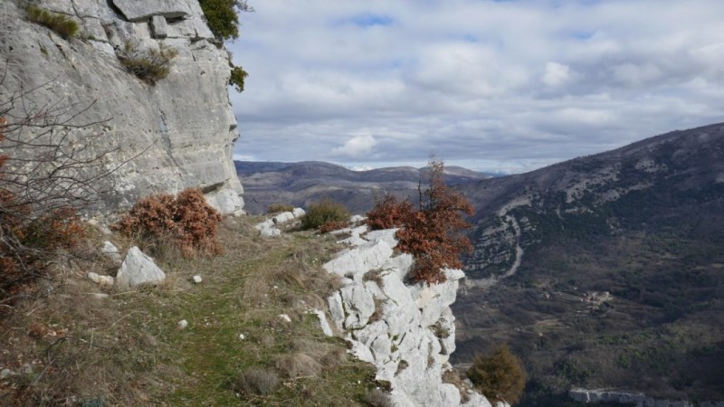 Le petit sentier vers la Forteresse de Gourdon