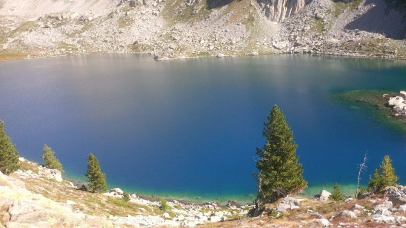 Bleu profond du Lac Nègre