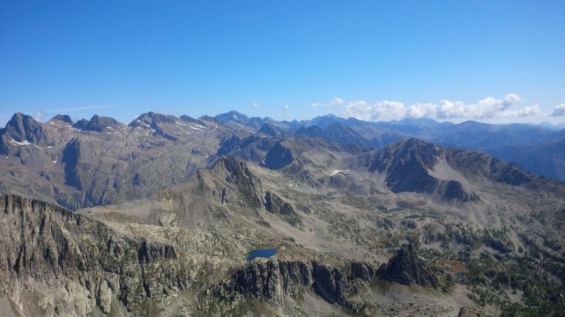 Puis les Lacs des Bresses, derrière la barre du Caïre Pounchu