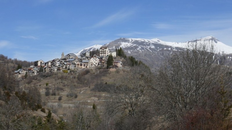 Beuil sur son promontoire, devant le Mont Mounier