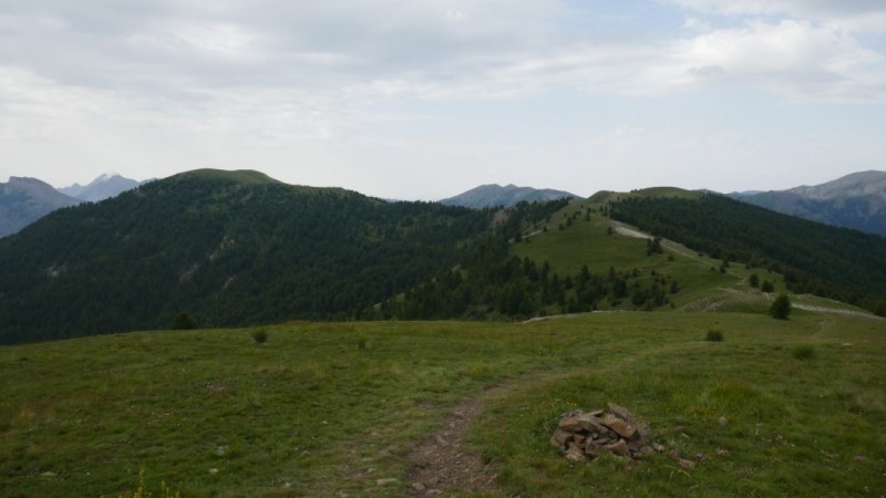 Sur la crête, à gauche Rochegrand