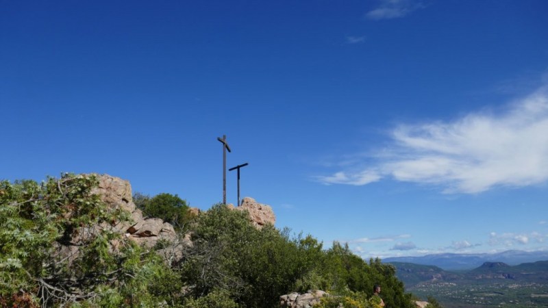 Deux des trois croix du sommet