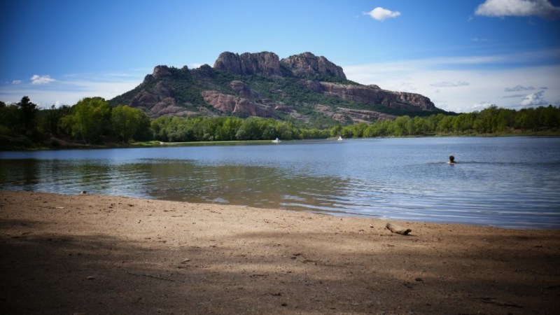 Le Rocher de Roquebrune du Lac de l'Arèna