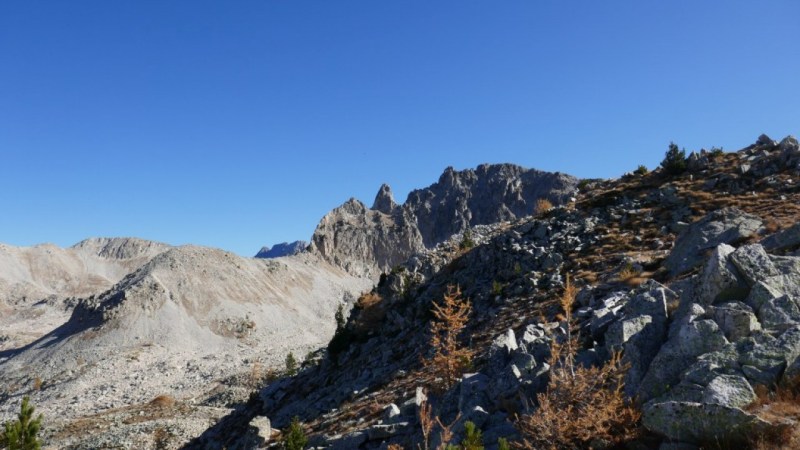 Les barres déchiquetées de la Cime de Rogué apparaissent